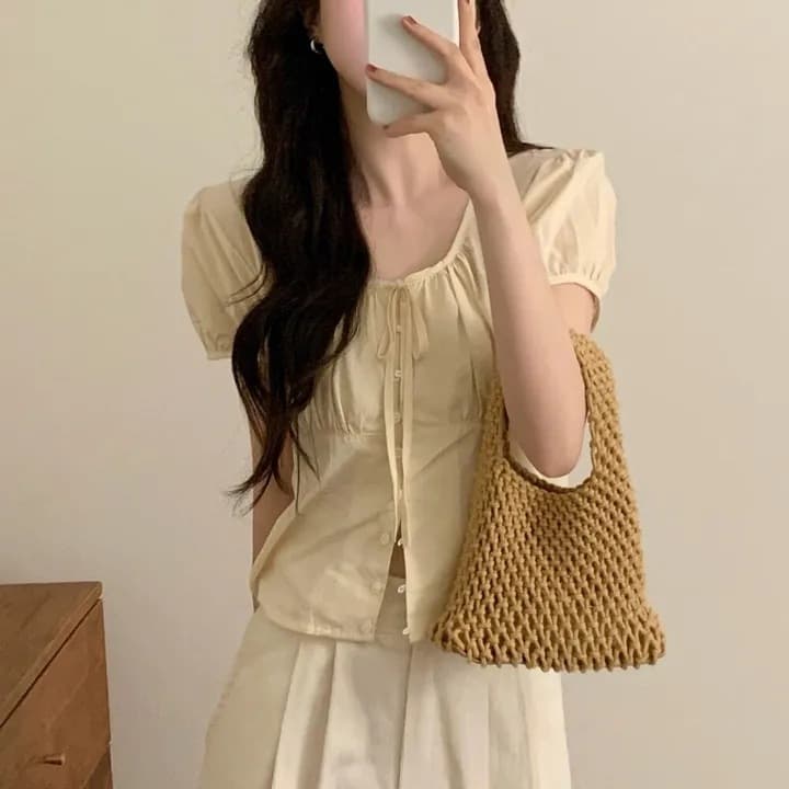 Blusa francesa corta con manga abullonada