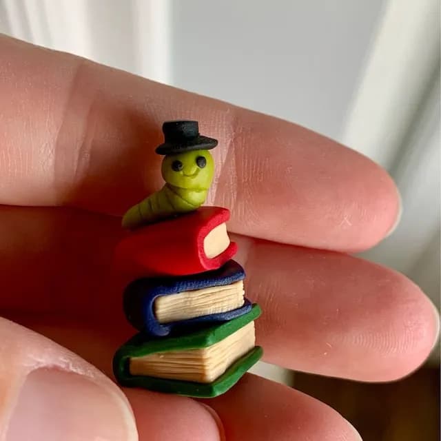 Adorno resina gusano lector para escritorio