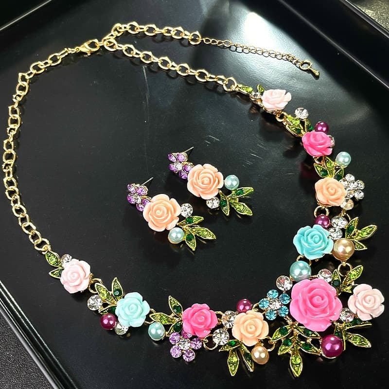 Conjunto de aretes y collar con flores en 3D