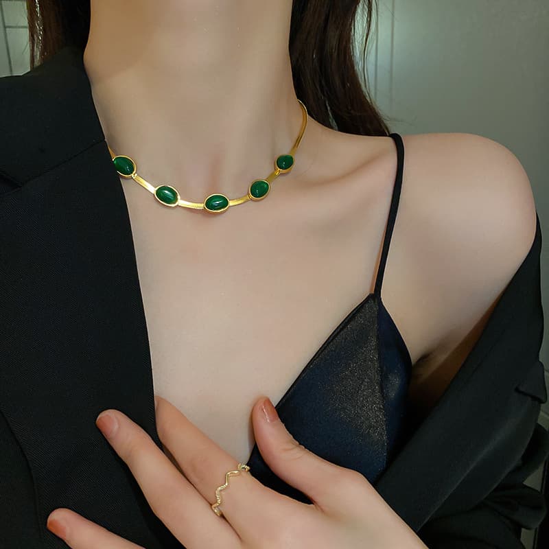 Collar multicapa verde con piedra cristal