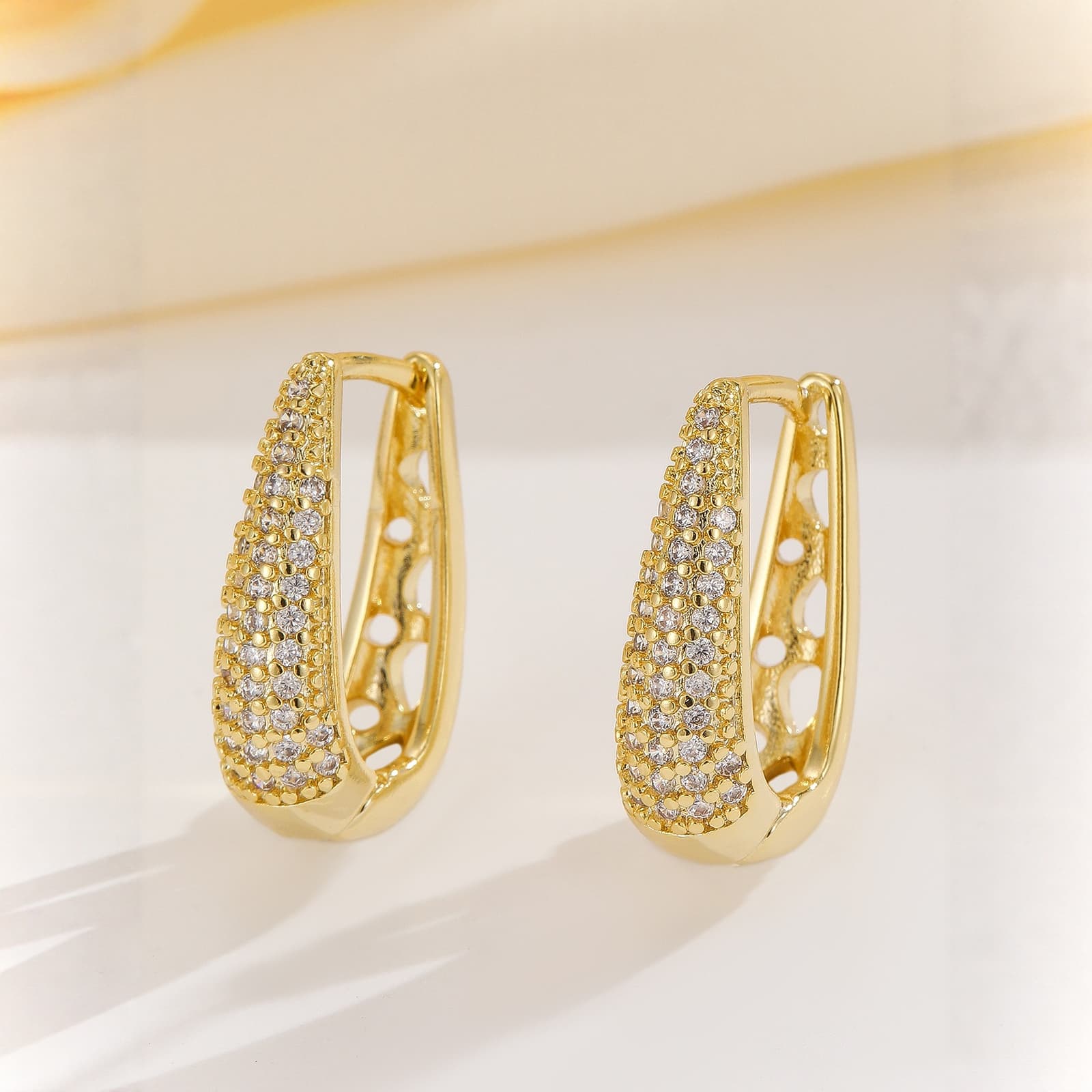 Aretes de clip en forma de U con circonitas