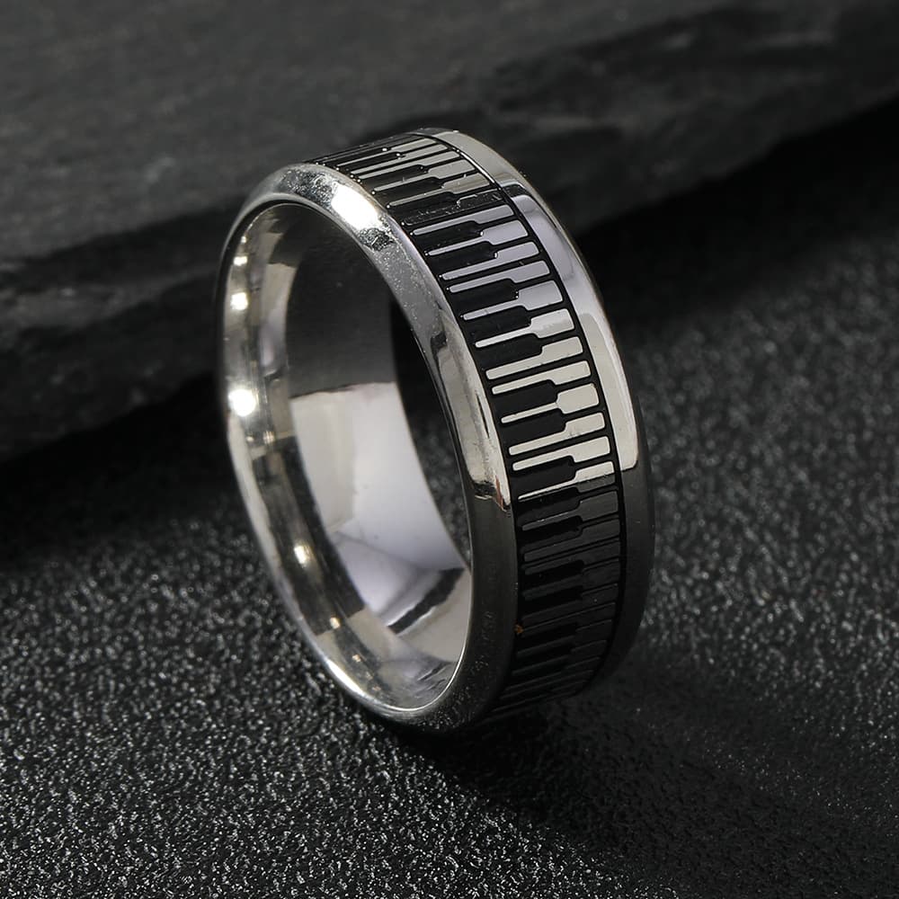 Anillo de acero inoxidable con diseño de teclas de piano