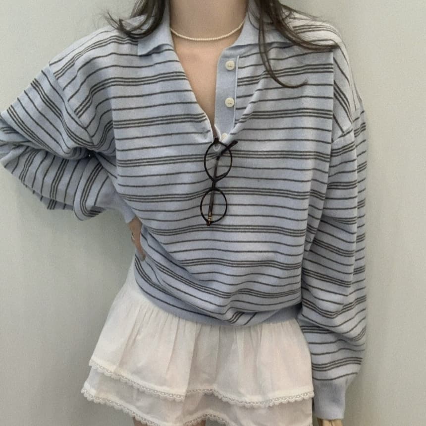 Suéter azul a rayas con cuello polo y manga larga