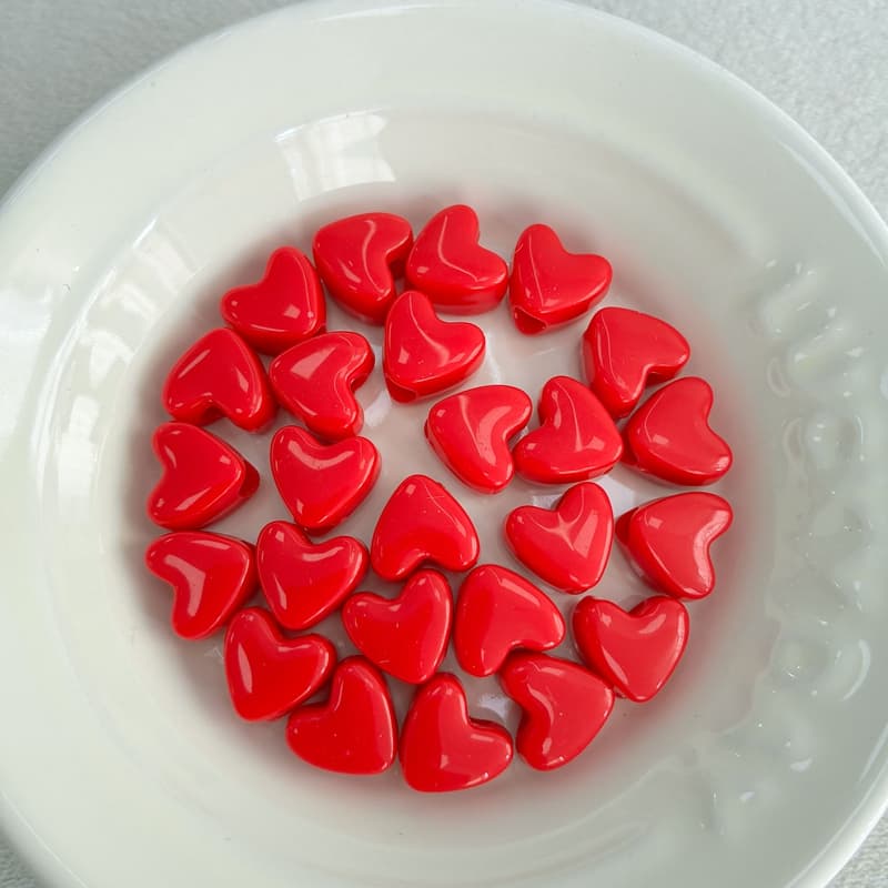 Cuentas de corazón acrílico de color sólido con agujero vertical