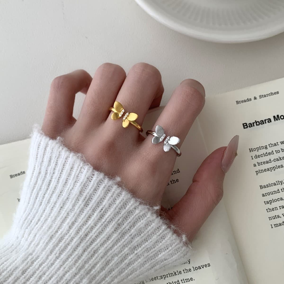 Anillo sofisticado de mariposa con cinta y diamantes