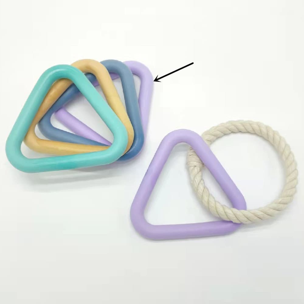 Juguete triangular de TPR para perros con tracción