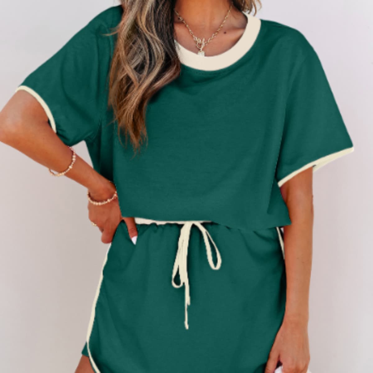 Conjunto de playera y skort con hombro caído y bloques de color