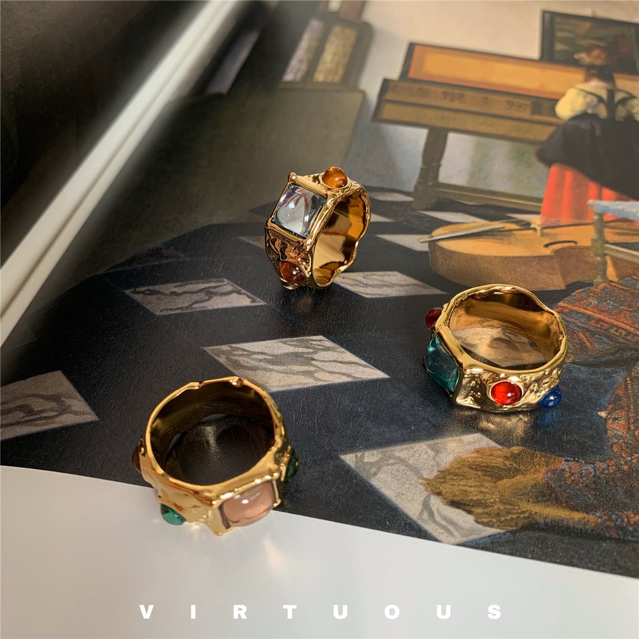 Anillo retro con piedras de colores y acabado dorado