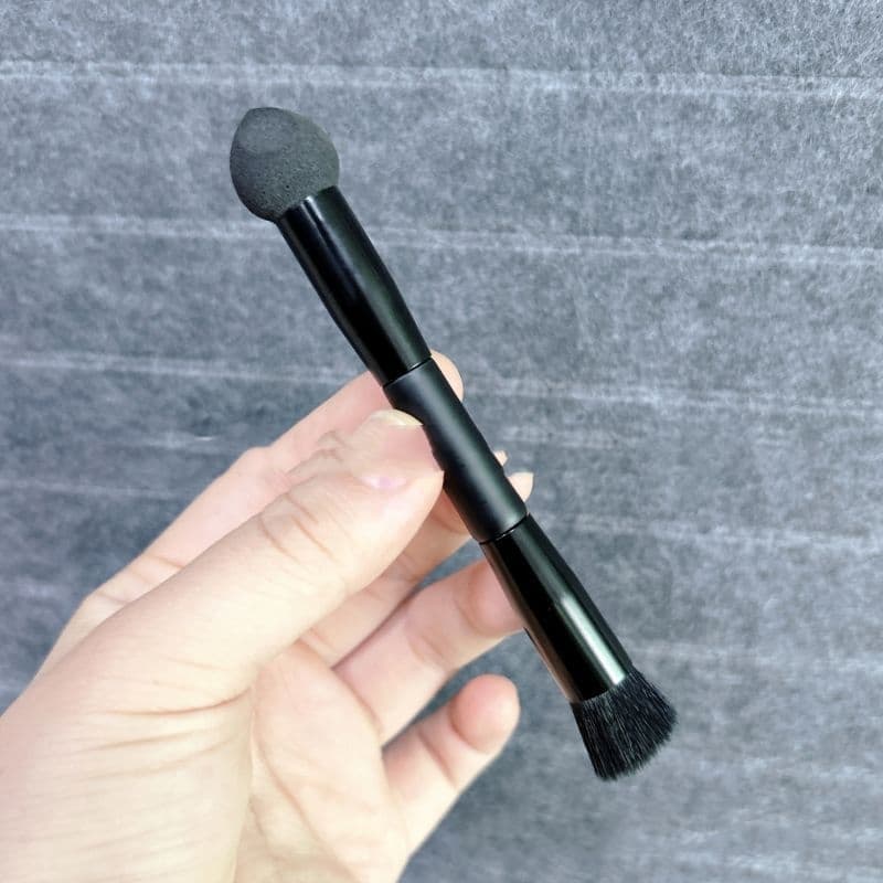 Brocha de esponja para corrector de ojeras