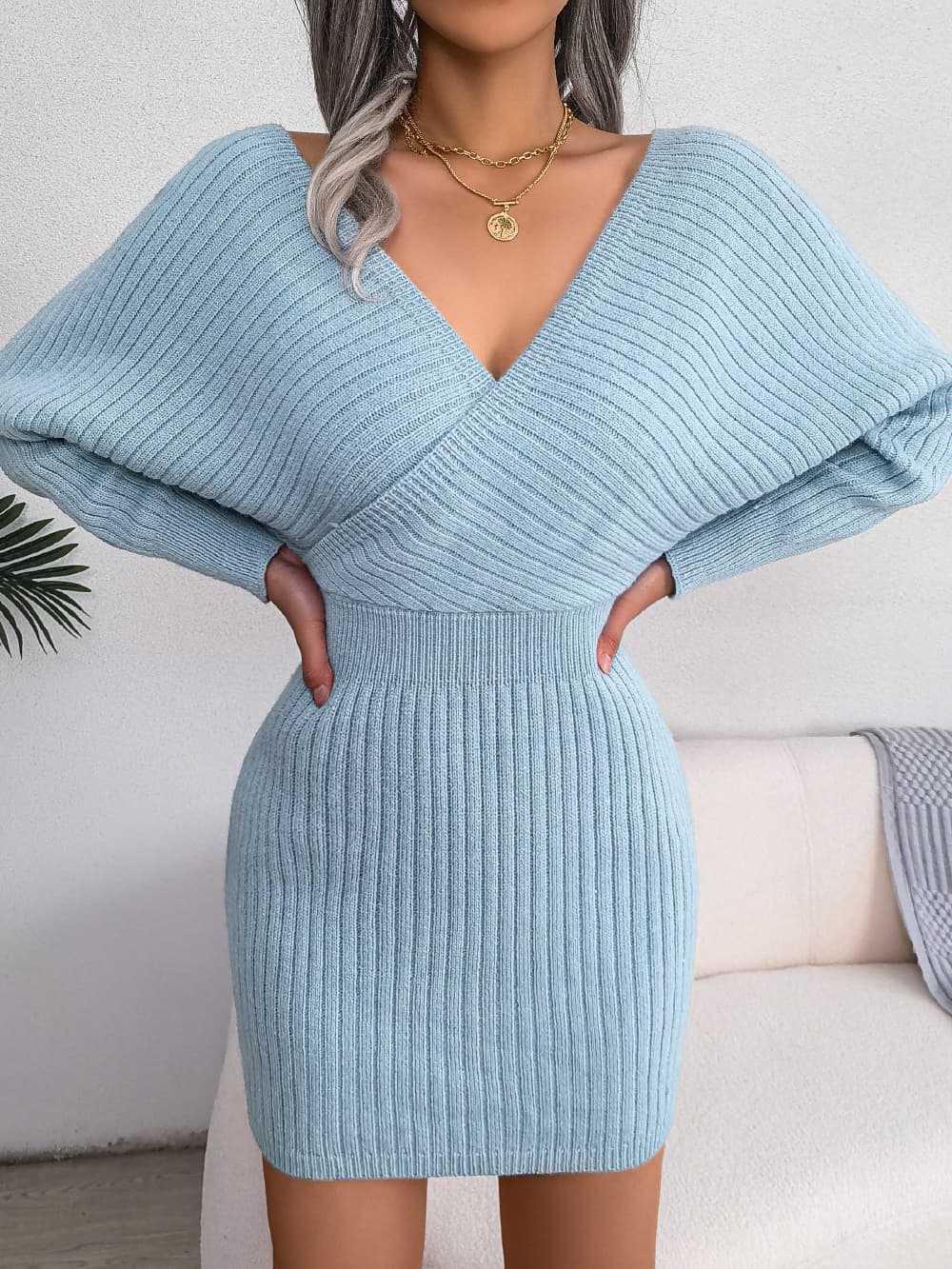 Vestido suéter ajustado con escote en V y mangas murciélago