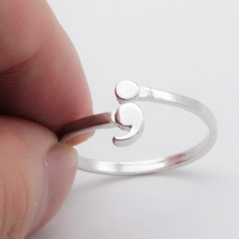 Anillo inspiracional con diseño de punto y coma