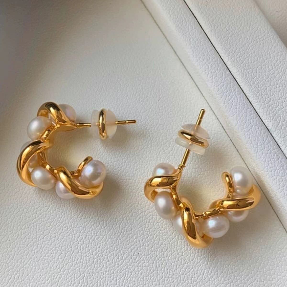 Aretes de moda con perla enrollada y aguja de plata