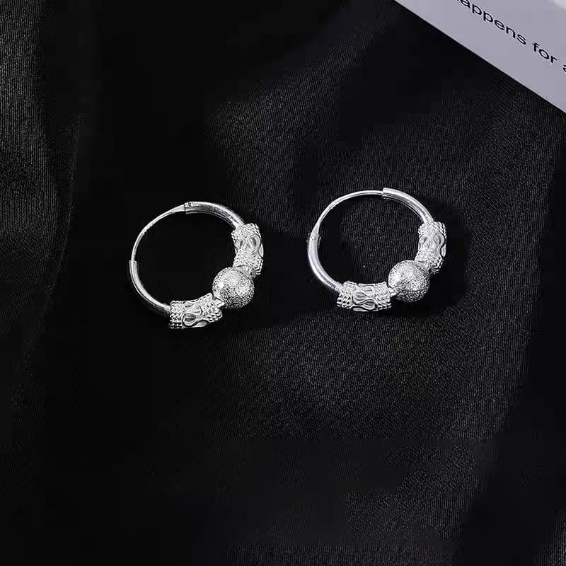 Aretes de argolla de plata esterlina con cuentas mate