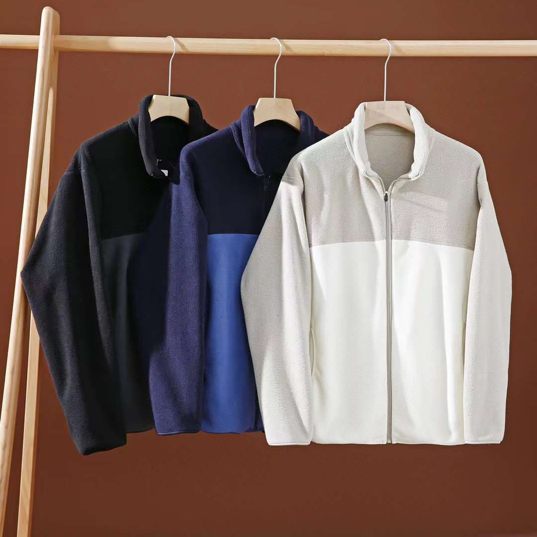 Chaqueta de felpa polar con cierre y detalles de contraste