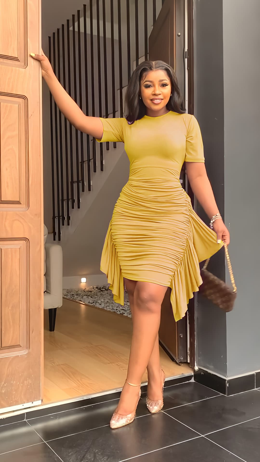 Vestido plisado ajustado con volantes irregulares