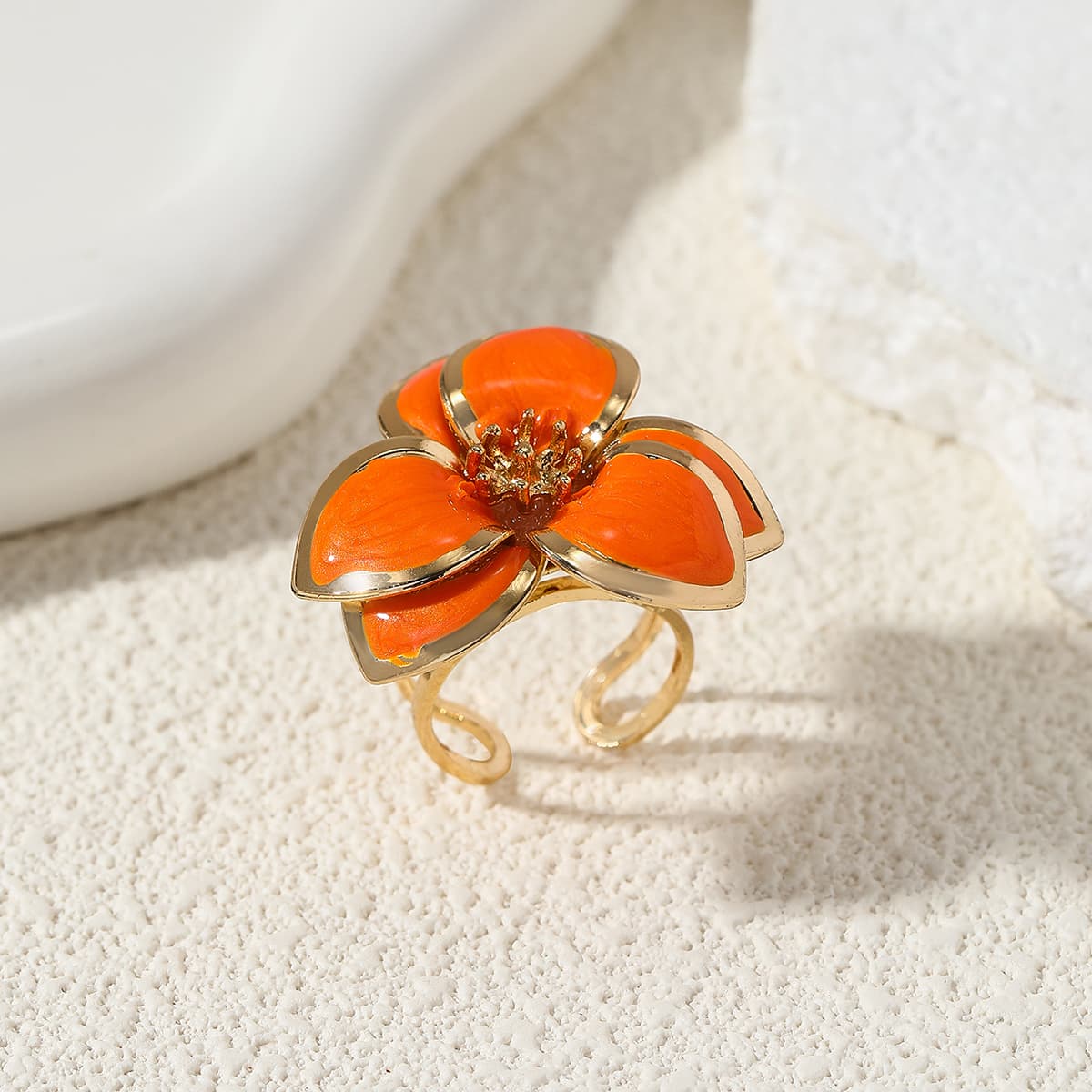 Anillo floral esmaltado con diseño exagerado