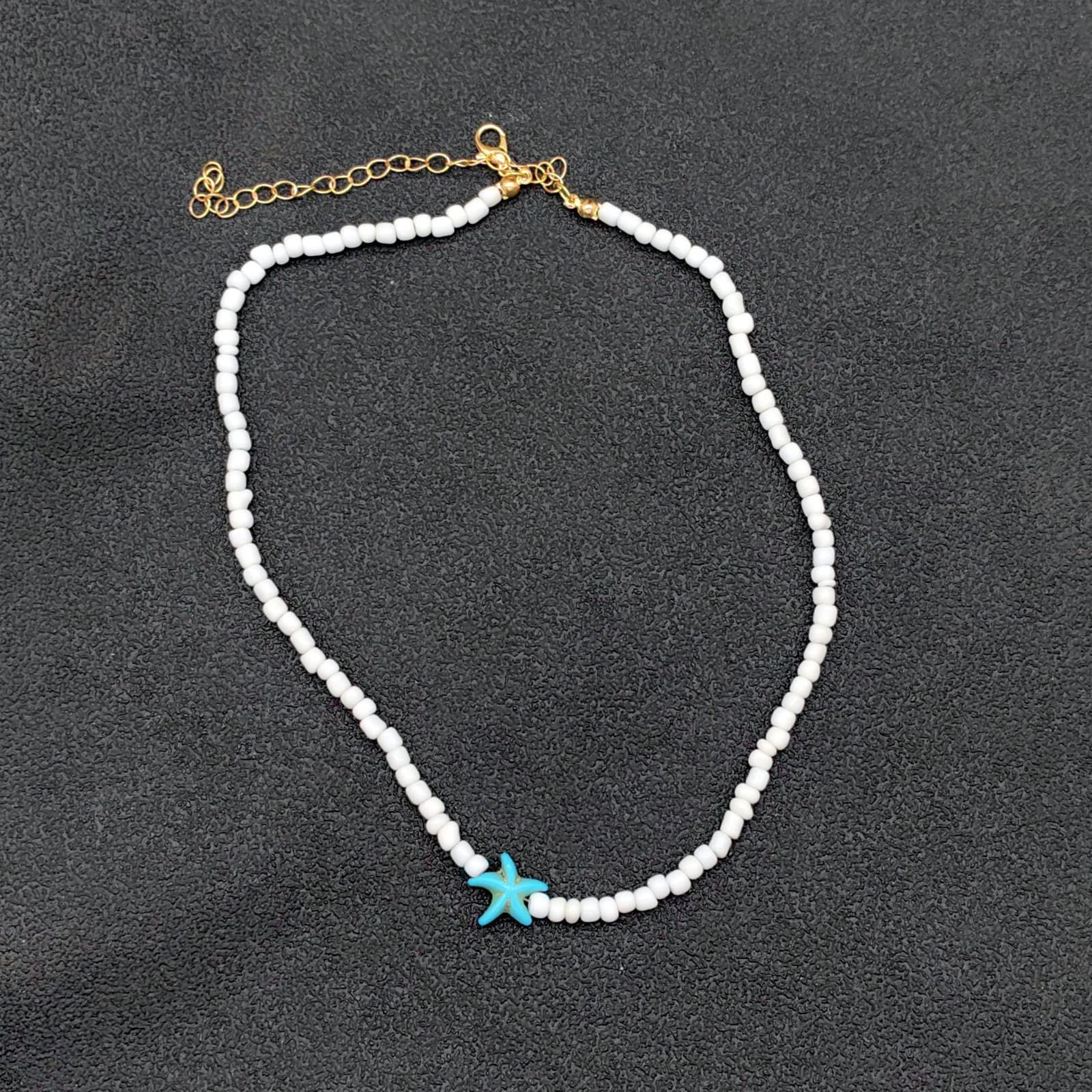 Collar de clavícula con cuentas blancas hecho a mano