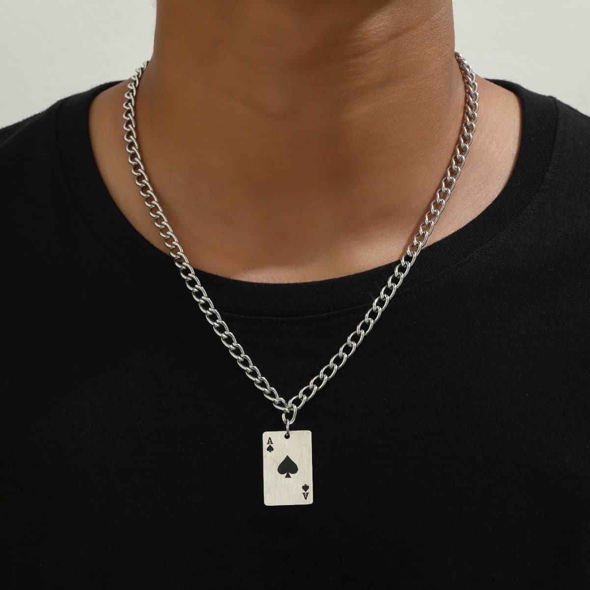 Collar de acero titanium con diseños de cartas de póker