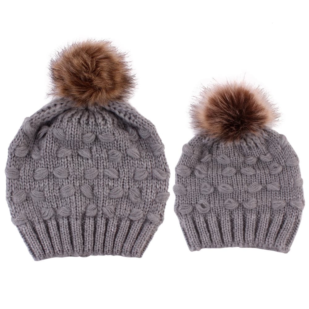 Gorro infantil de punto con pompón y decoración mariposa