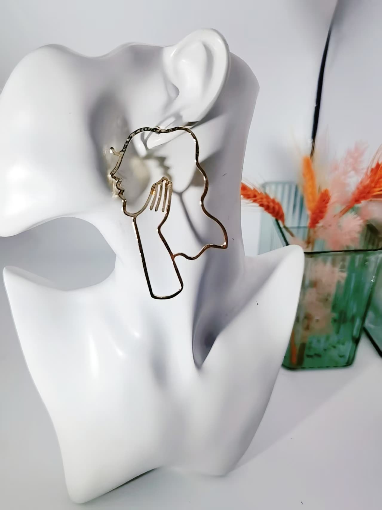 Aretes de gota con silueta minimalista de pareja
