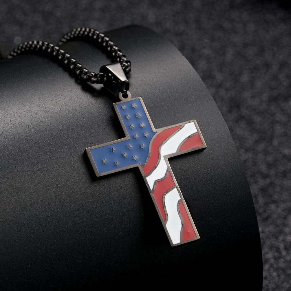 Collar con colgante cruz estilo bandera