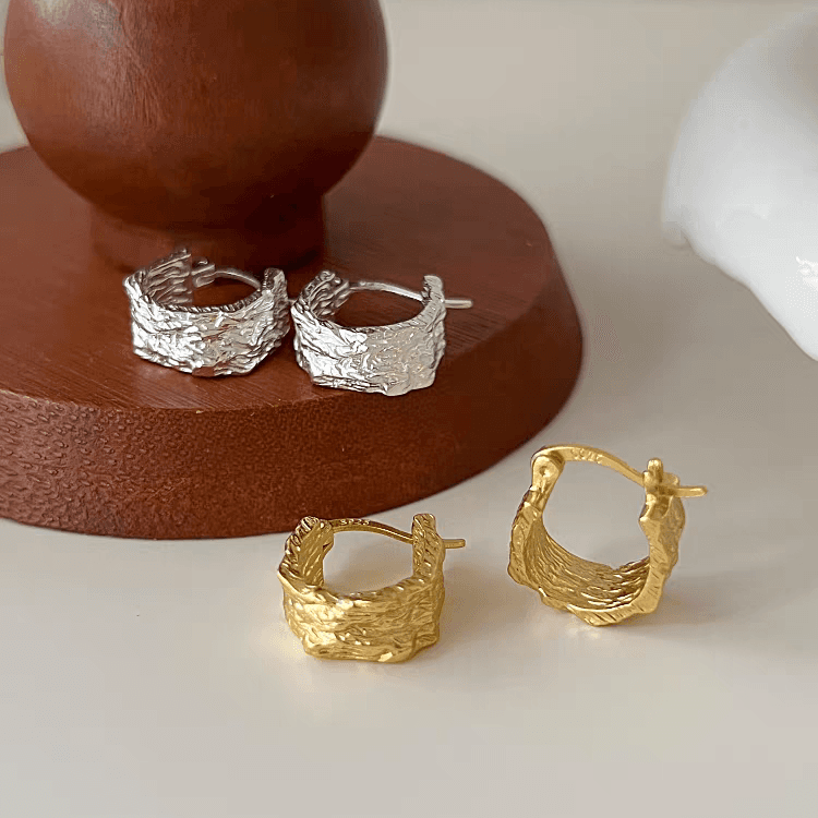 Aretes tipo aro de plata texturado