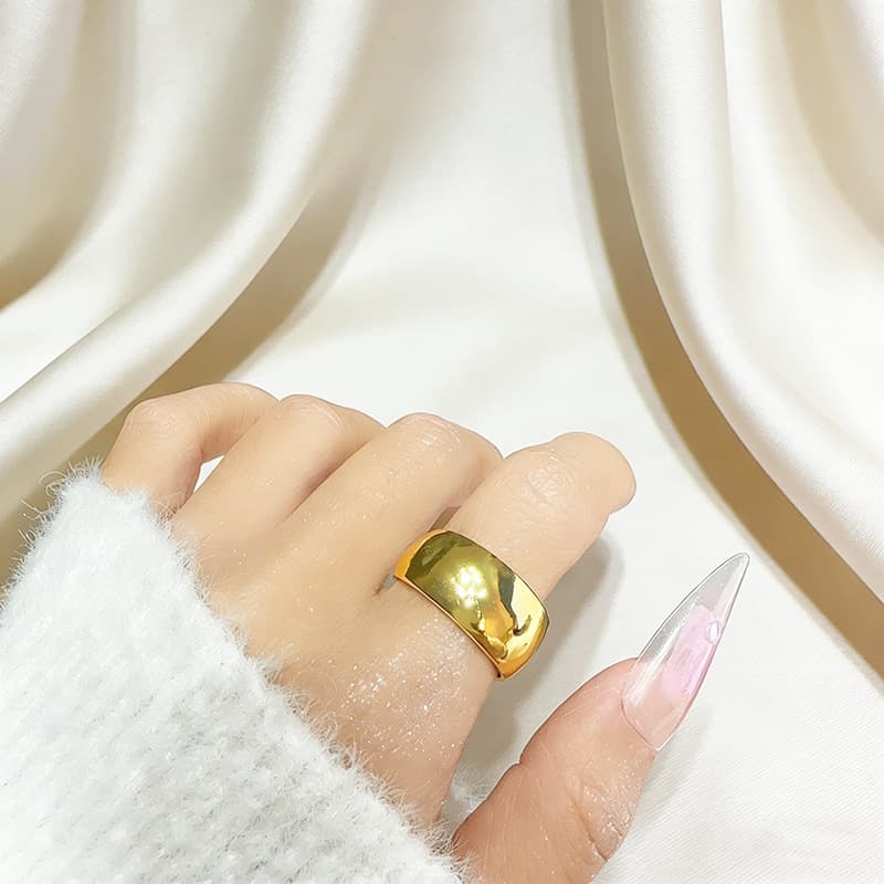 Anillo abierto de banda ancha con tono dorado y patrones auspiciosos