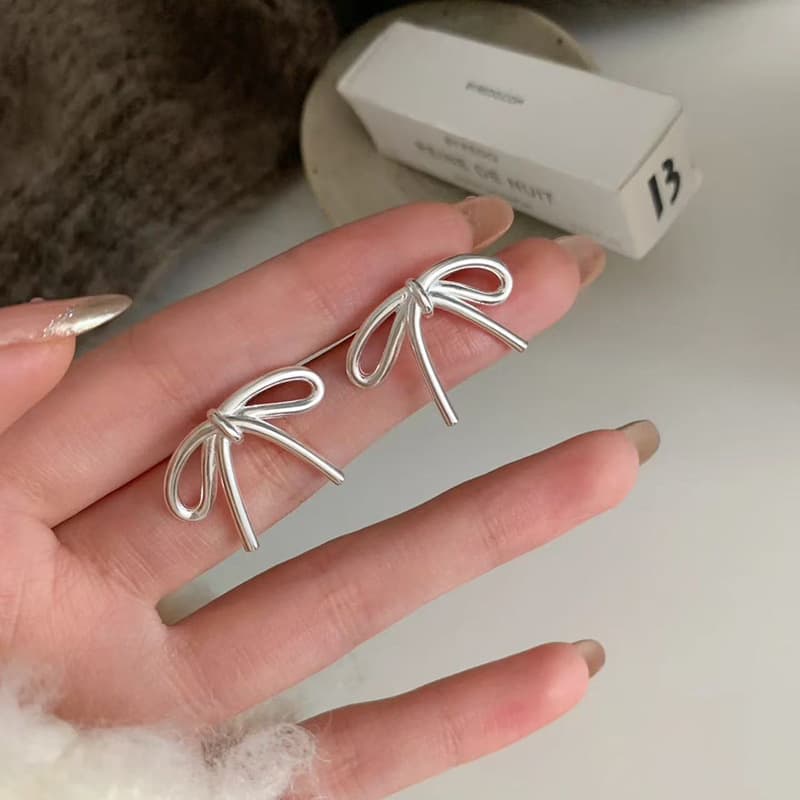 Aretes minimalistas de metal elegantes