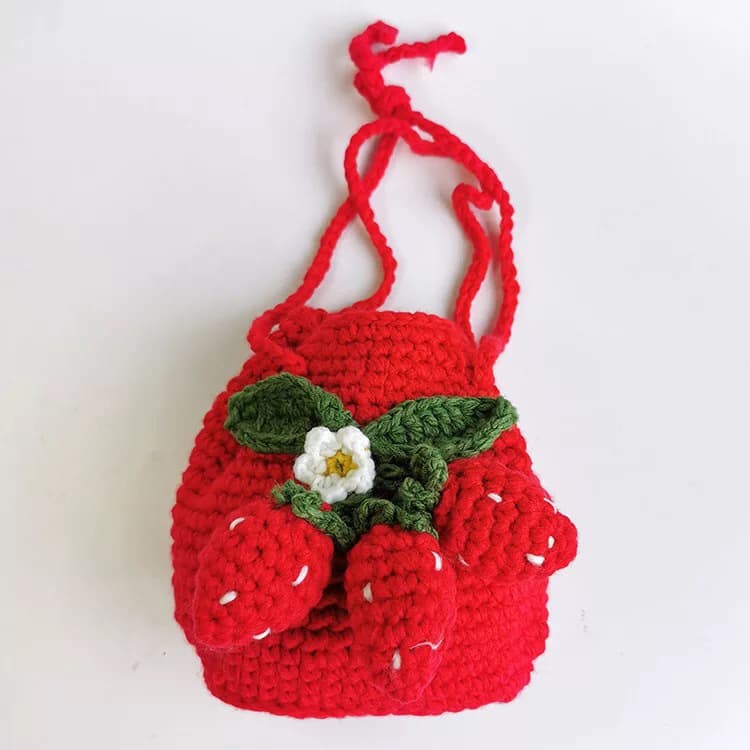 Bolsa tejida a mano con diseño de fresa
