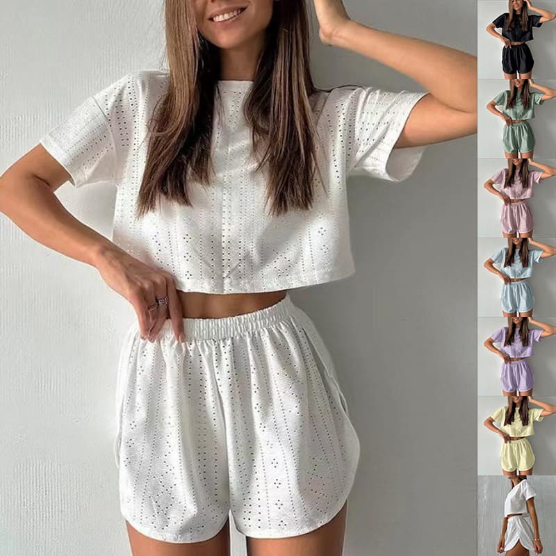 Conjunto deportivo de dos piezas con top corto y shorts