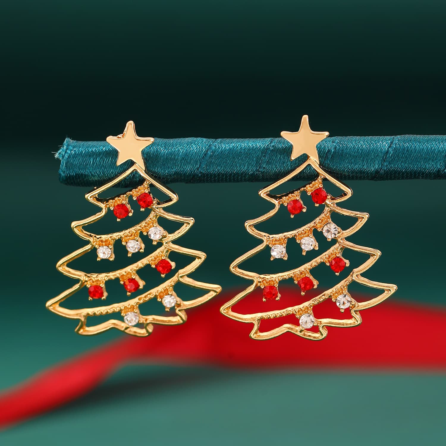 Aretes navideños con árbol y circones coloridos