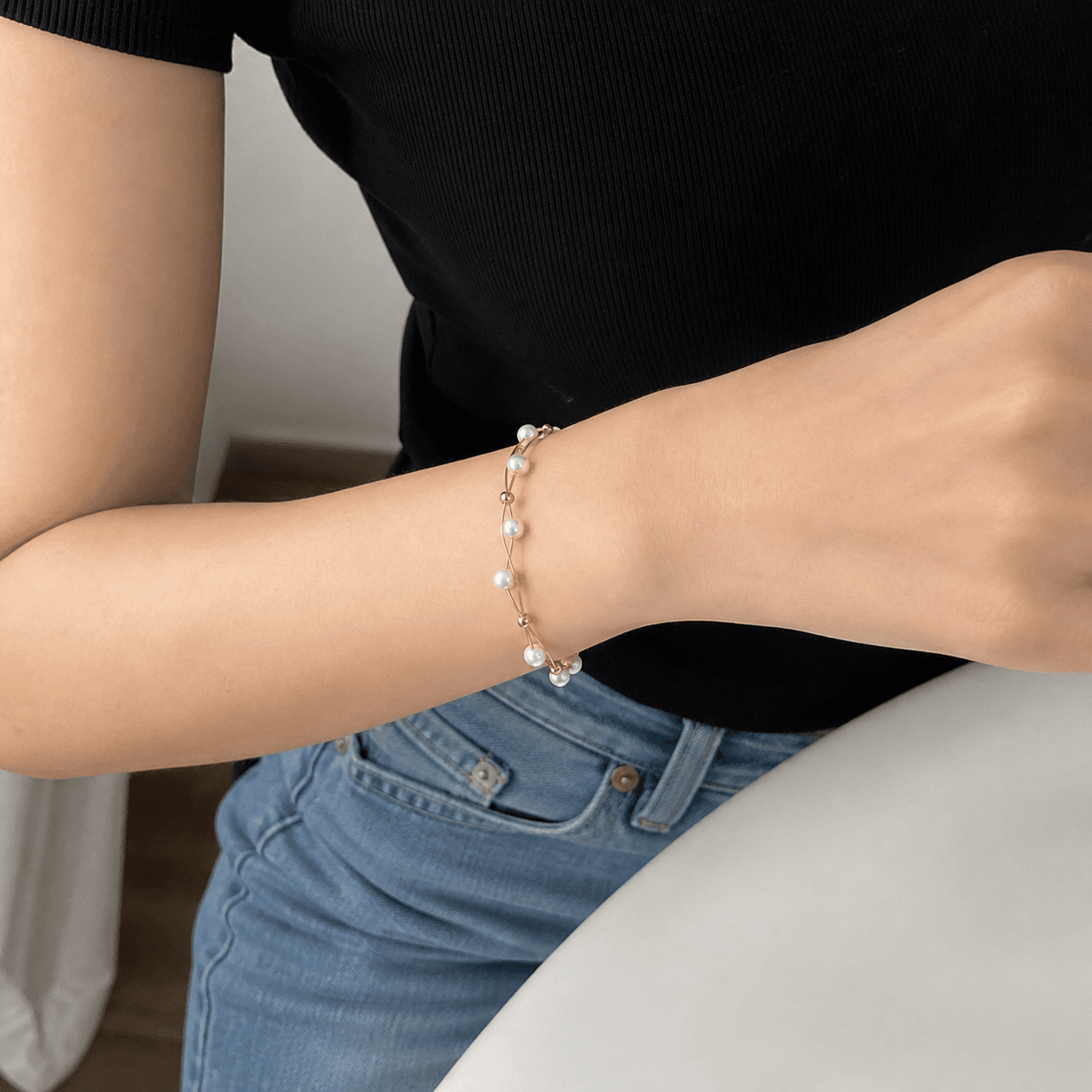 Pulsera de perlas de agua dulce con cuerdas doradas