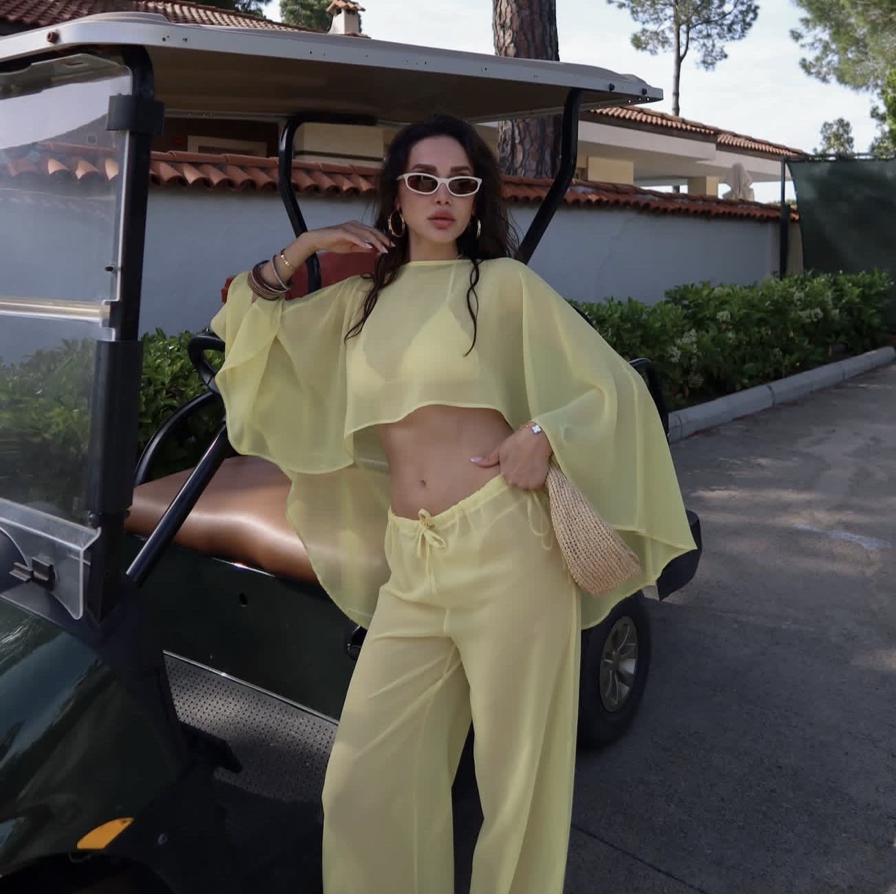 Conjunto de verano con top tipo capa y pantalones