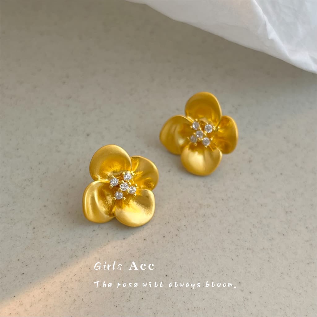 Aretes flor tridimensional mate circón lujo