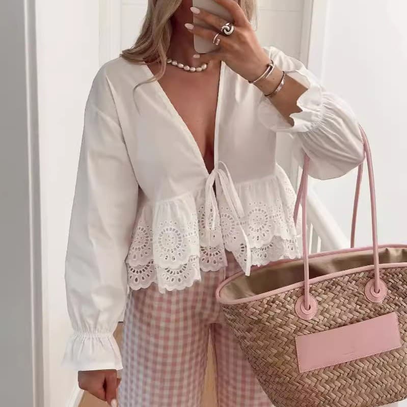 Blusa con escote en V profundo y mangas largas