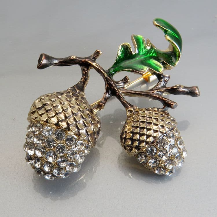 Broche de piña de avellano en aleación