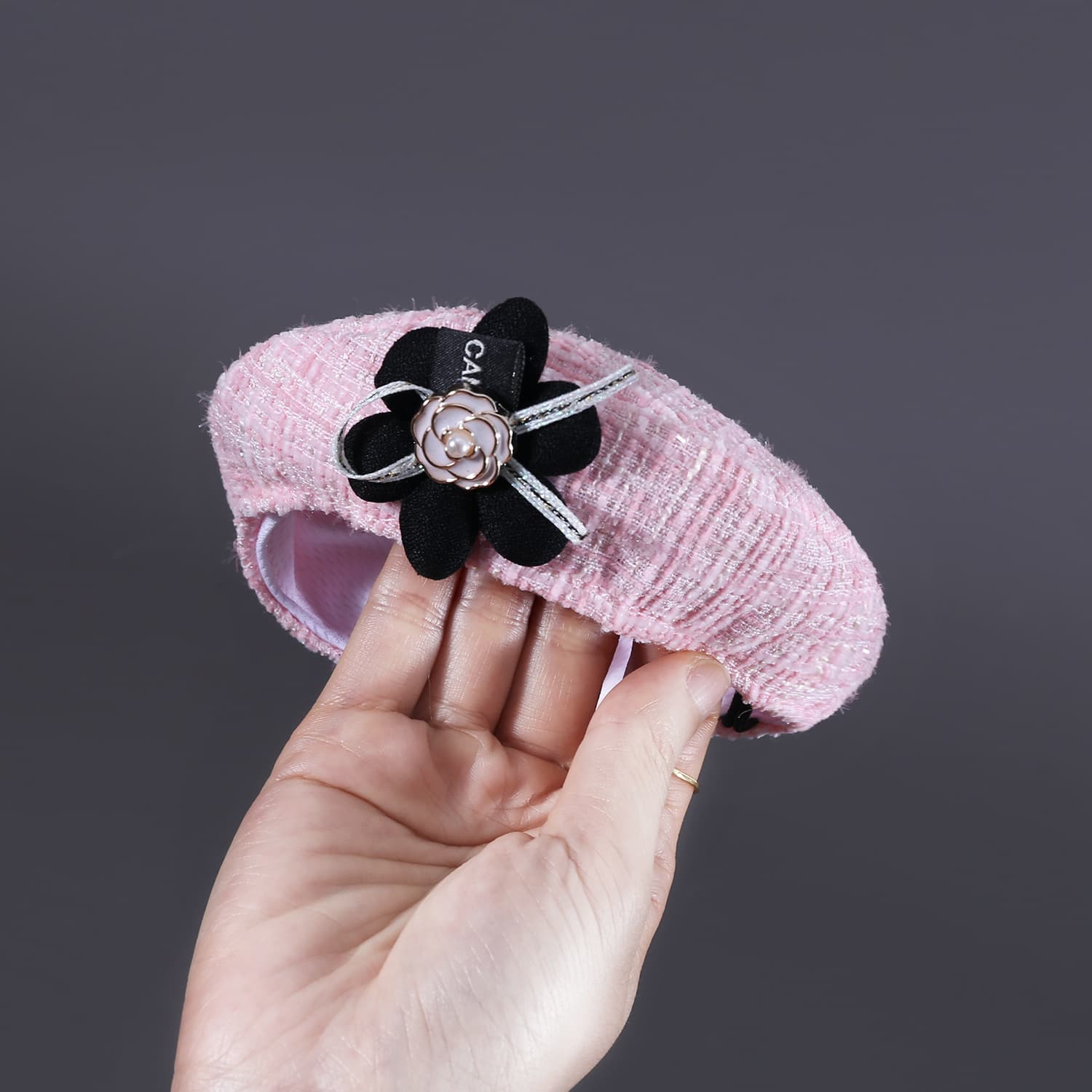 Gorro boina, lazo y babero con flores