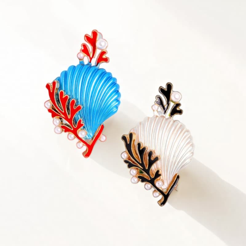 Broche de coral y concha marina en azul y blanco