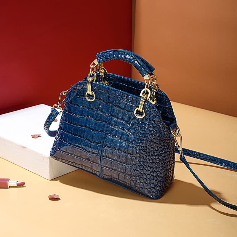 Bolso bandolera de cuero con encaje y detalles brillantes