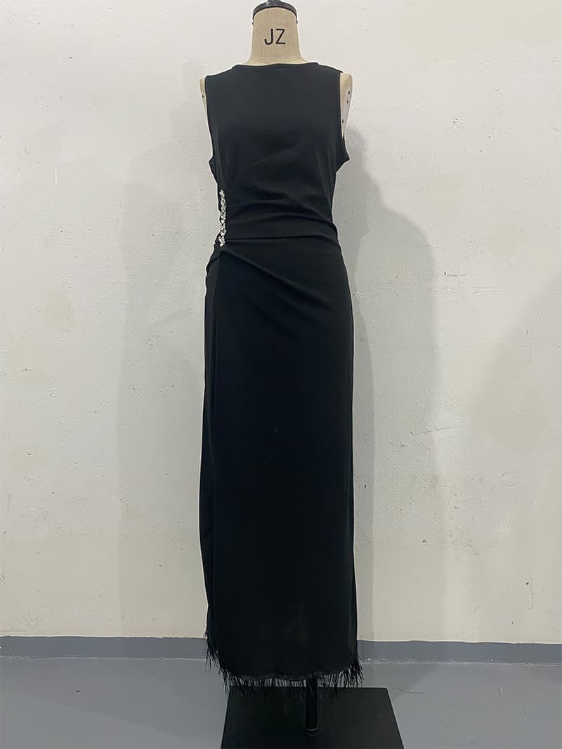 Vestido largo sin mangas con cuello redondo y borlas
