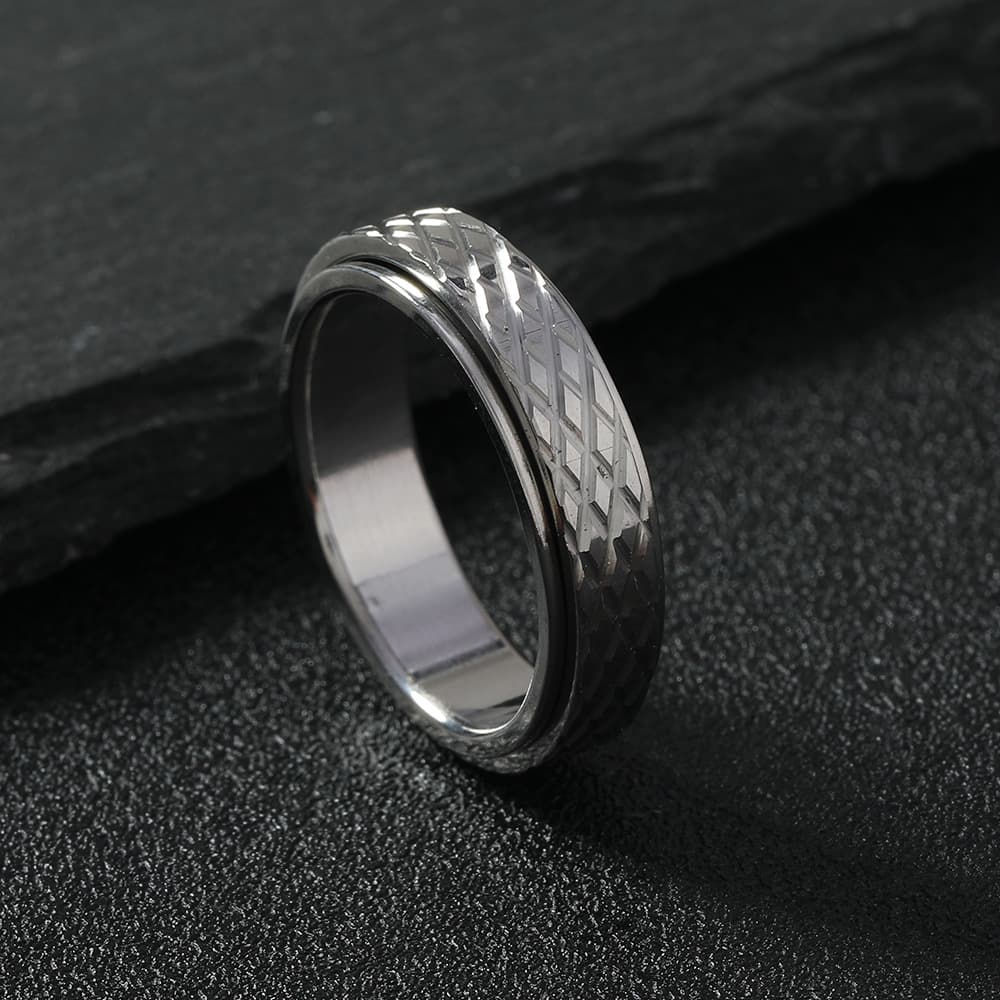 Anillo de acero inoxidable con malla floral