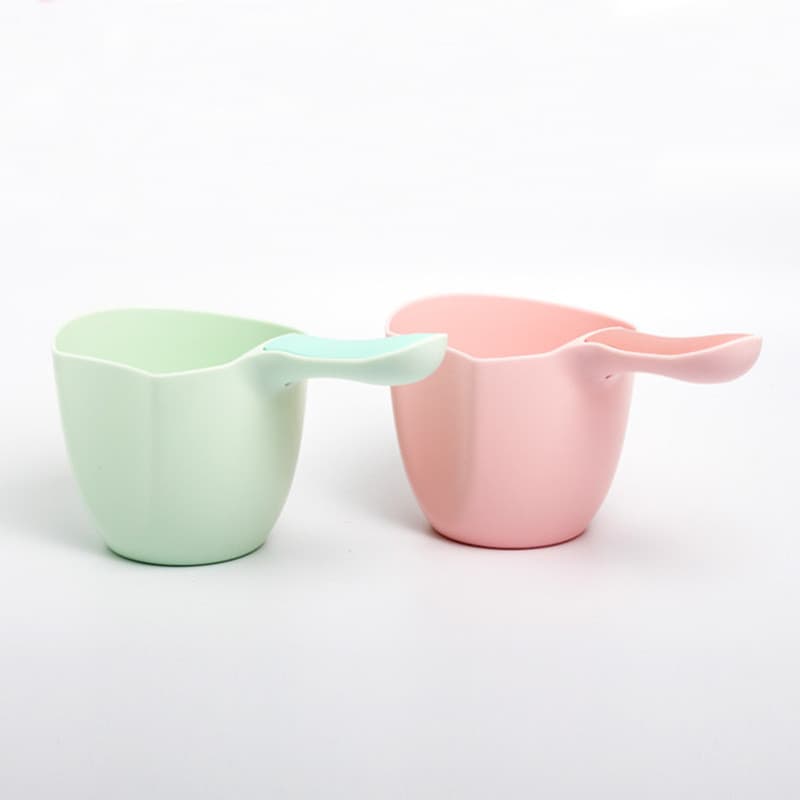 Cucharón para baño infantil de plástico