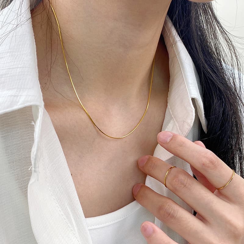 Collar choker de acero de titanio estilo hueso de serpiente