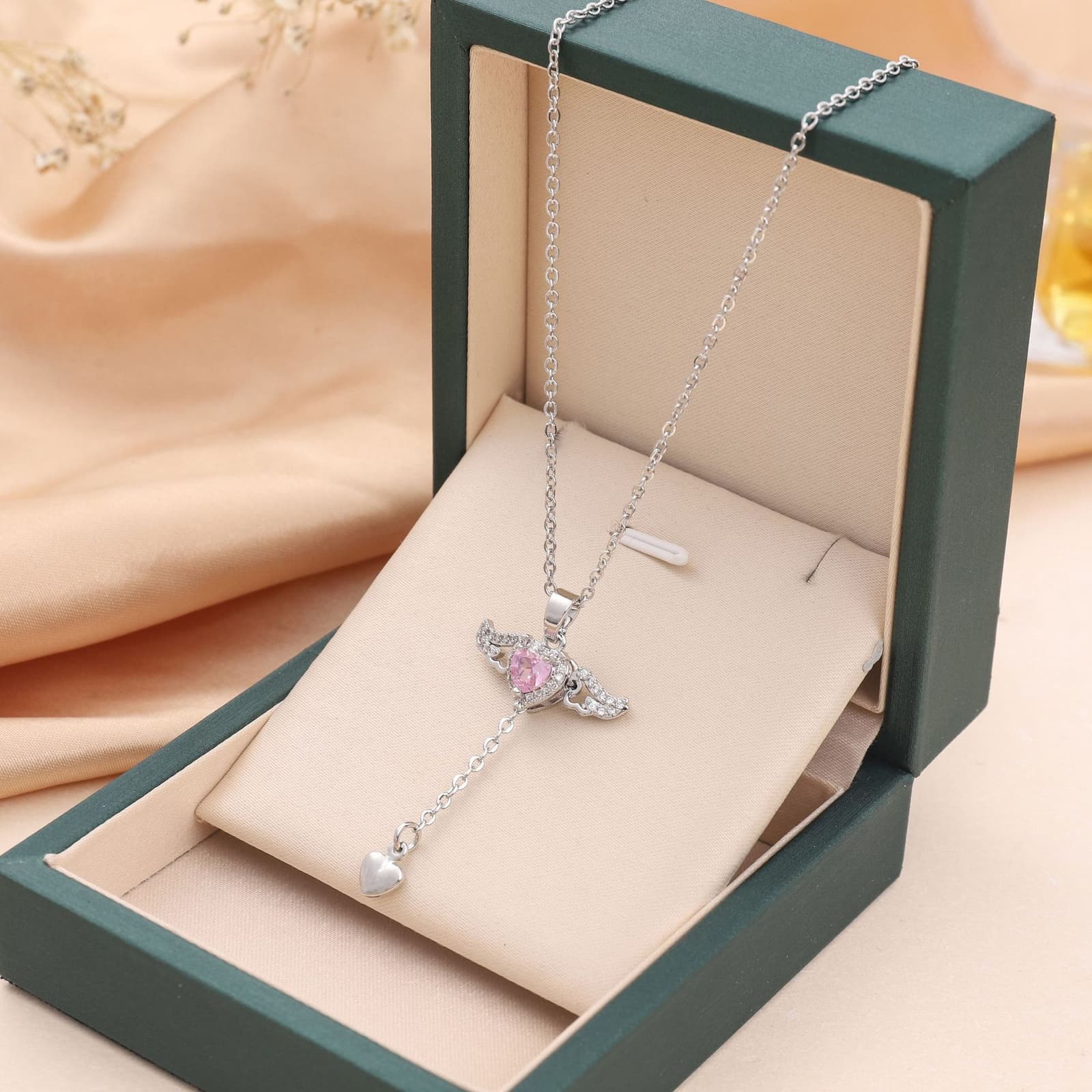 Collar cristal corazón de cupido con alas de ángel
