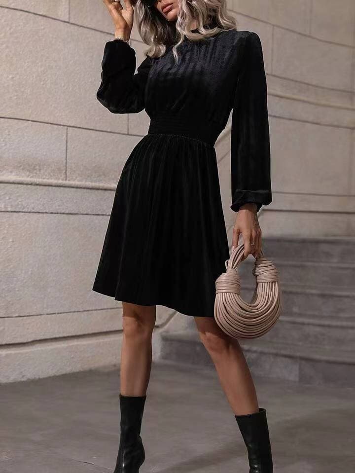 Vestido elegante de terciopelo con cuello de pie y mangas infladas