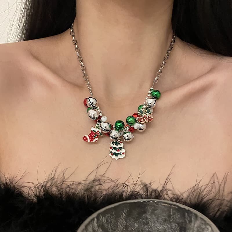 Collar navideño con campanas y árbol decorativo