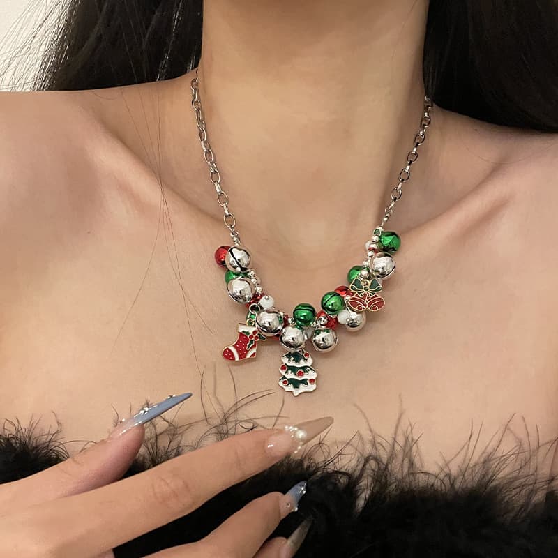 Collar navideño con campanas y árbol decorativo