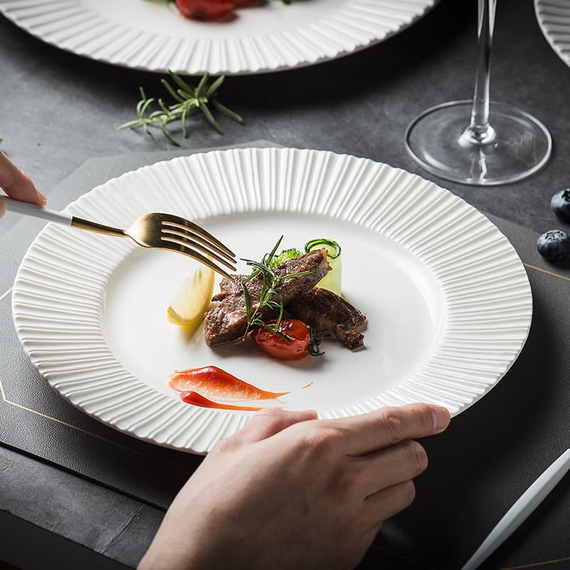 Plato de cerámica estilo minimalista