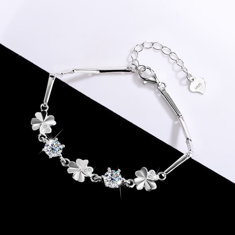 Pulsera de trébol de plata esterlina con moissanita