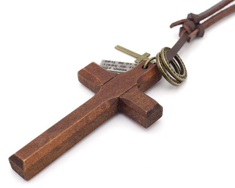 Collar de suéter con colgante de madera cruz